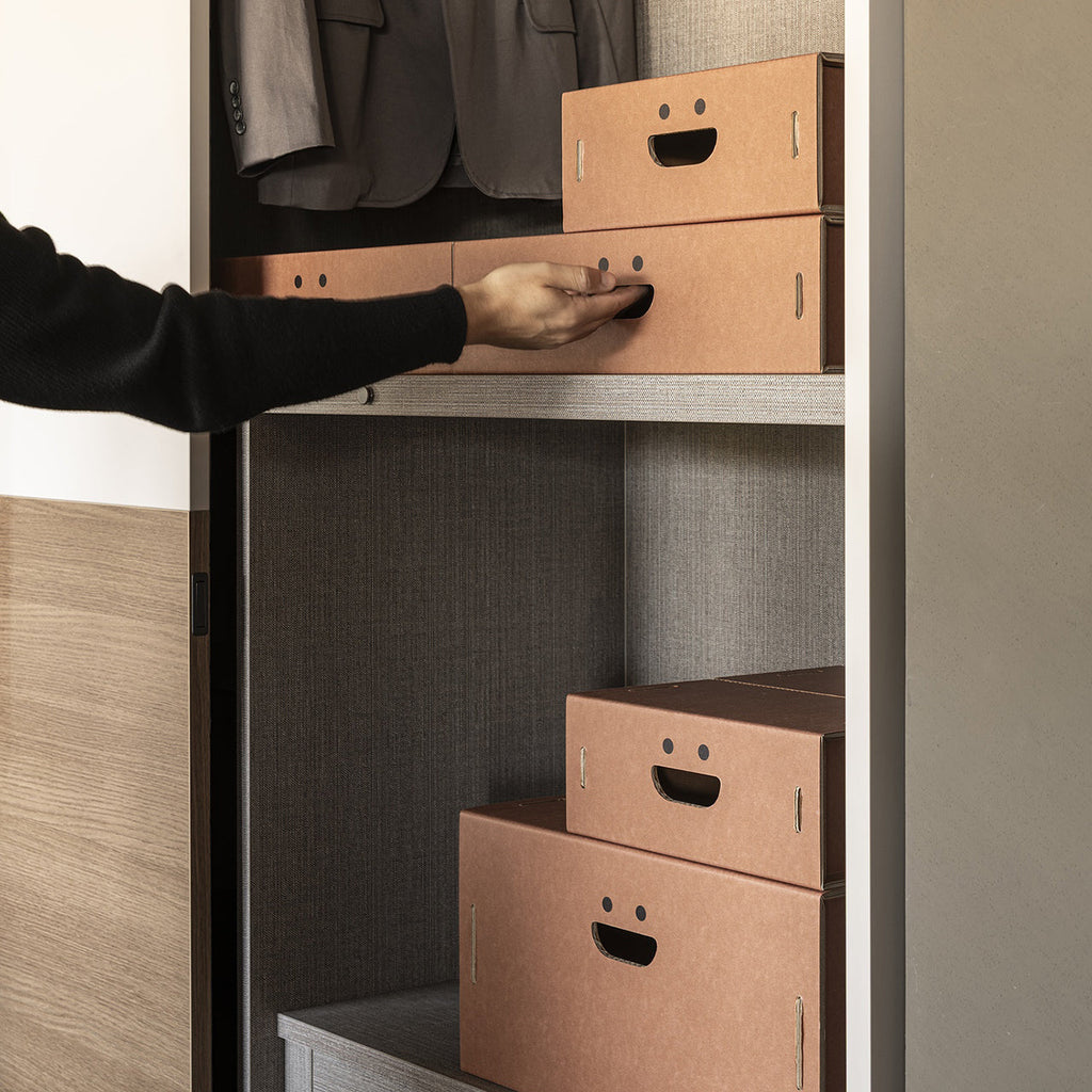 Organizer armadio in cartone dettaglio maniglia a sorriso - Corvasce Design